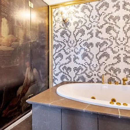Superb In Historic Mansion In Beylerbeyi * Estambul