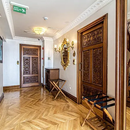 Superb In Historic Mansion In Beylerbeyi